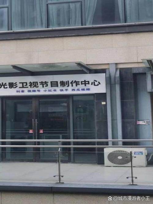 操哭老师陆远的相关介绍